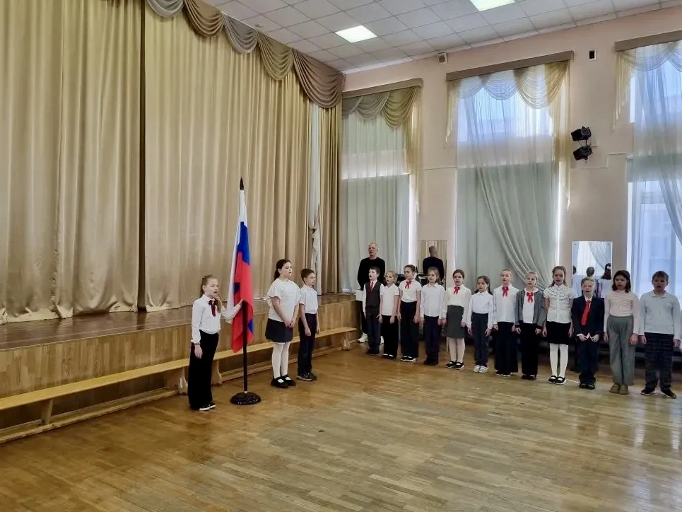 🇷🇺 Старт учебной недели дан   По традиции начинаем её вместе: с церемонии поднятия Государственного 