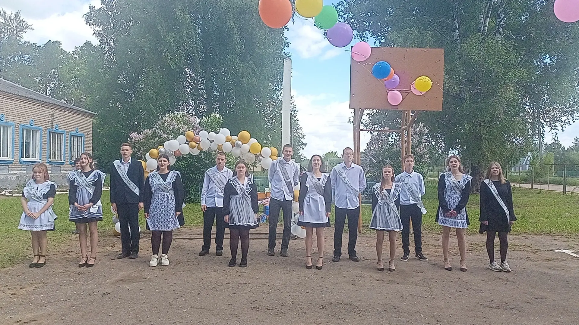 26 мая в нашей школе прошла торжественная линейка, посвященная празднику Последнего зво...
