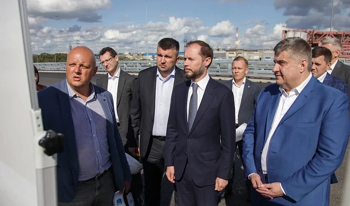 Глава Тверской области Виталий Королев проинспектировал строительство Западного моста и...