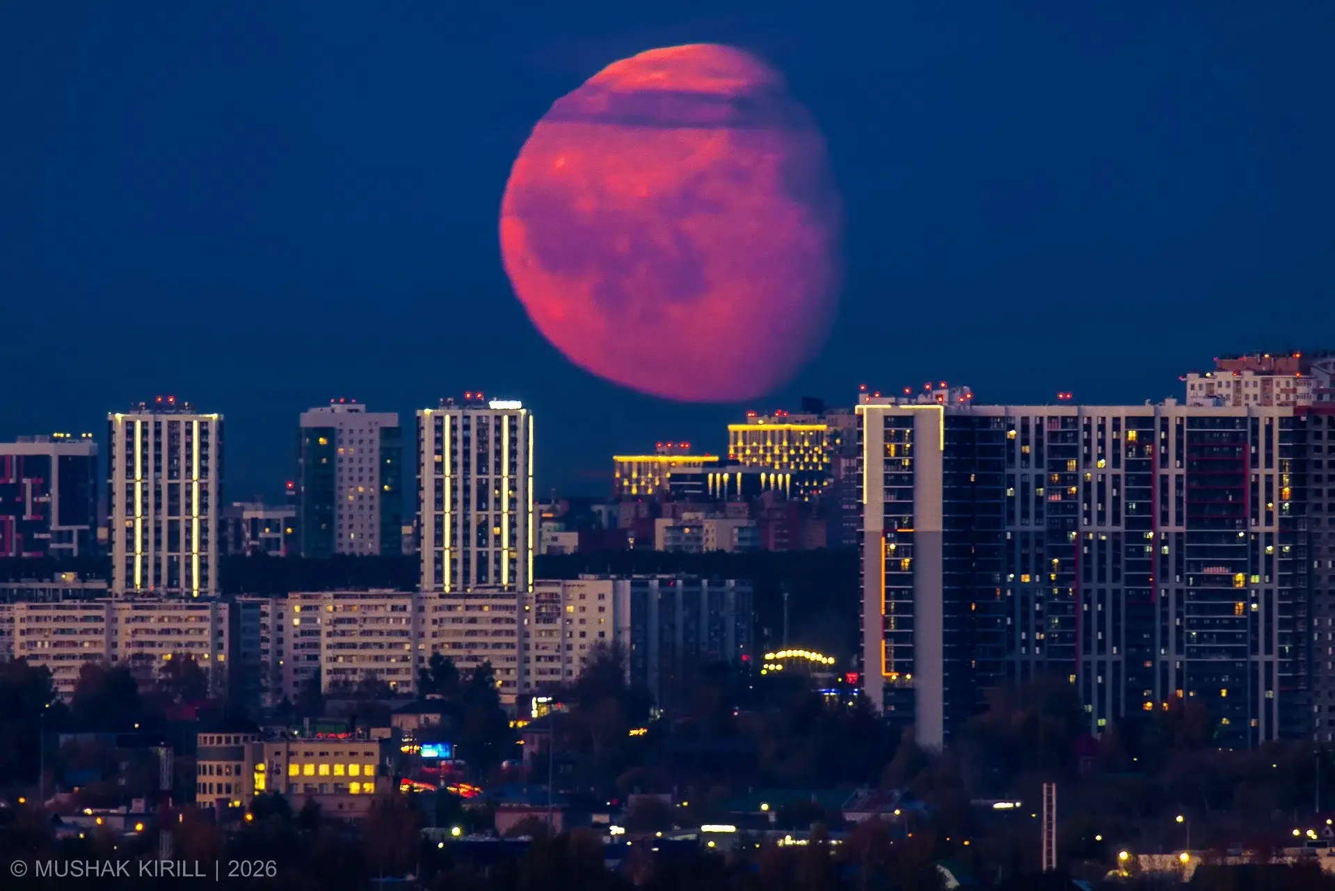 🌕 Огромная Луна над городом