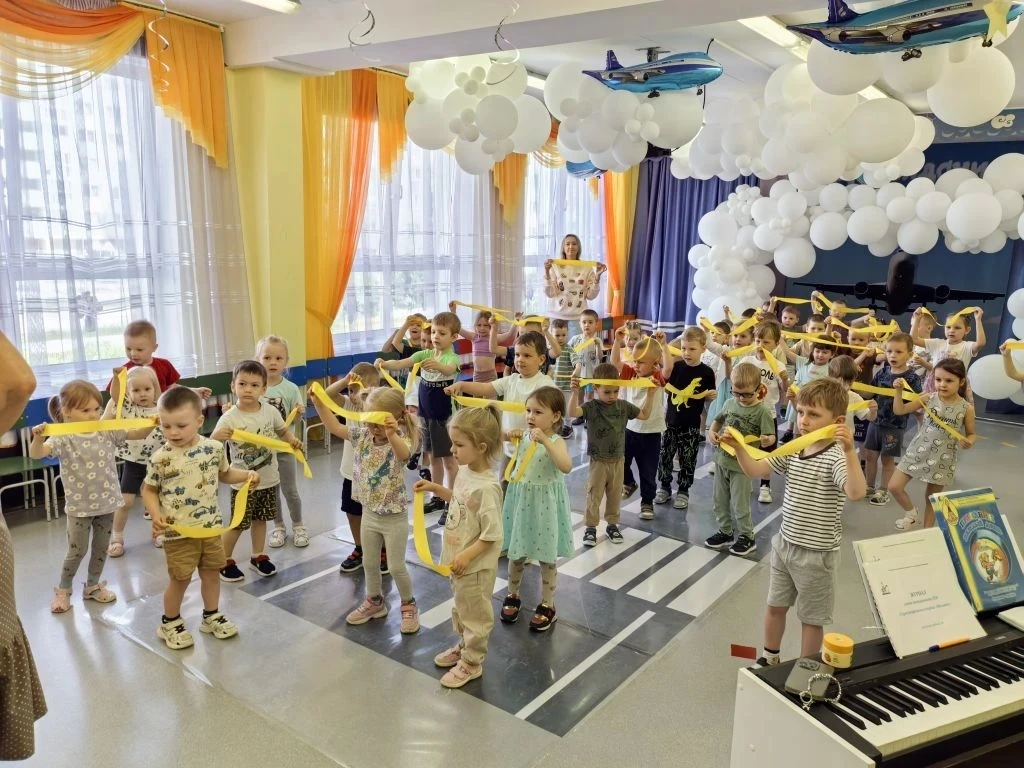 Яркий праздник в детском саду " Ключи от солнца".

Первый день лета в нашем детском саду прошёл по- 