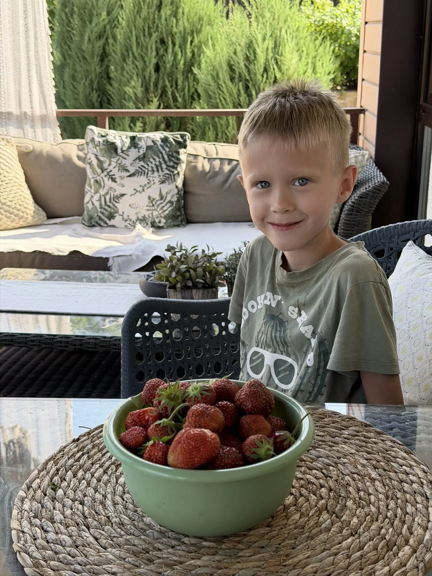 Сезон под названием клубничный рай🍓
Обожаю, но в детстве моем все называли ягоду  Виктория😍
Сегодн