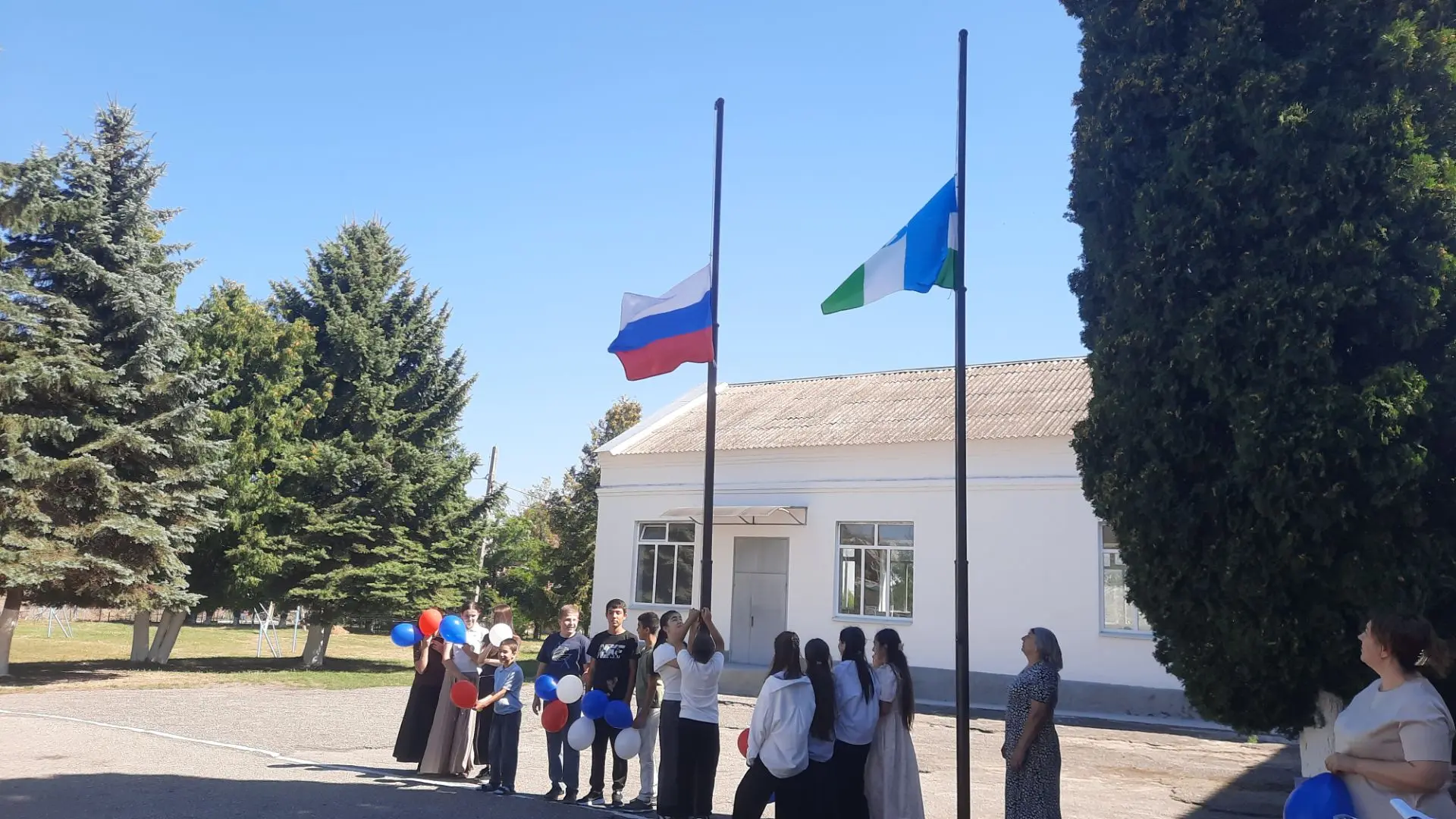 Торжественное поднятие флага России ко дню флага Российской Федераций