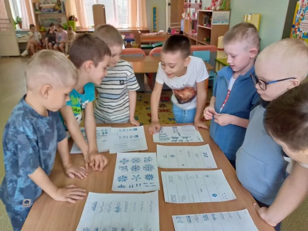 Снова распахнула двери наша художественная мастерская.
 
Ребята продолжили знакомство с особой техни