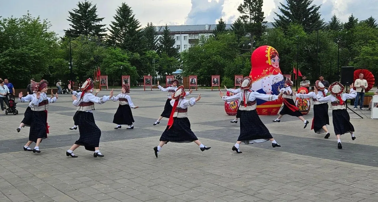 🎼 💃 🎧 День России встретили музыкой, песнями и танцами

11 июня оживлённо было на центральной пло