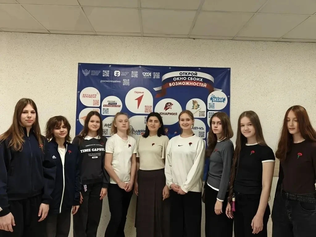 🌹 7 «Д» класс — участники акции «Красная гвоздика»! Ученики 7 «Д» класса с гордостью присоединились 