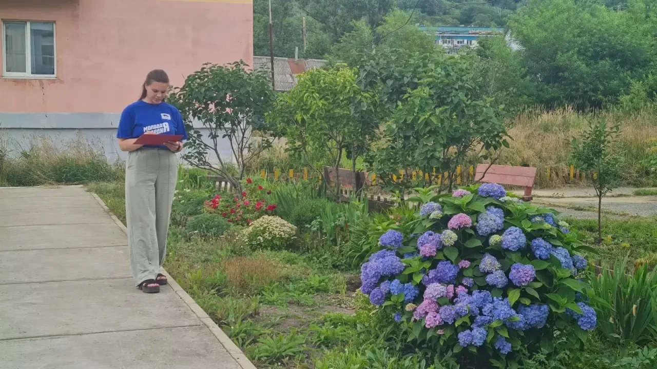 🔹 Чистота дворов под контролем!

🏘️ Специалисты администрации Невельского муниципального округа со