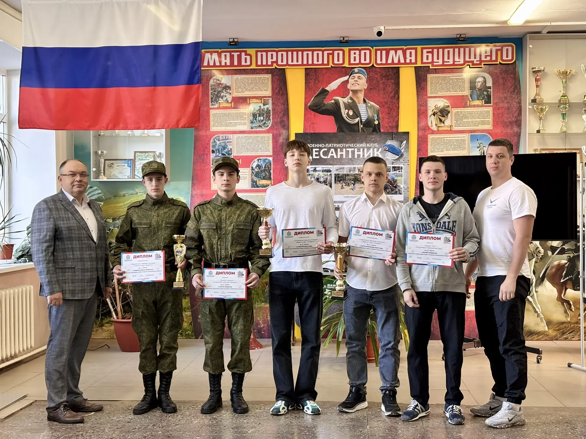 🚀 ОНТ: Утро чемпионов!

Сегодня на линейке с поднятием флага наградили тех, кто прославляет наш тех