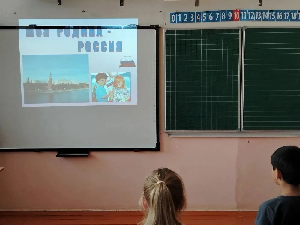 Нет края на свете красивей,
Нет Родины в мире светлей!
Россия, Россия, Россия, –
Что может быть серд