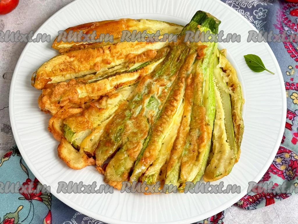 Кабачки веером в кляре на сковороде

Предлагаю пожарить на сковороде кабачки, нарезанные веером и по