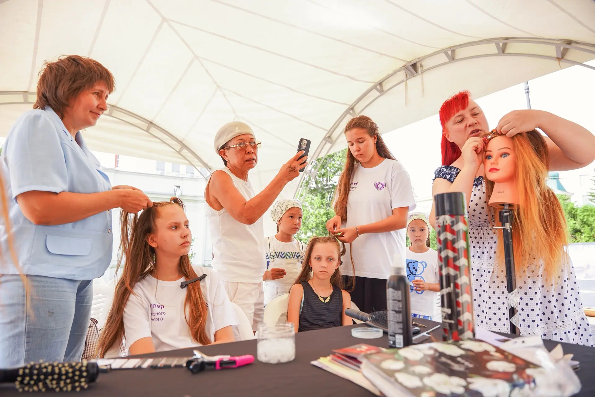 💇‍♀️ «Развивайся на Любинском» 

Сегодня участники мастер-класса учились создавать красивые прическ