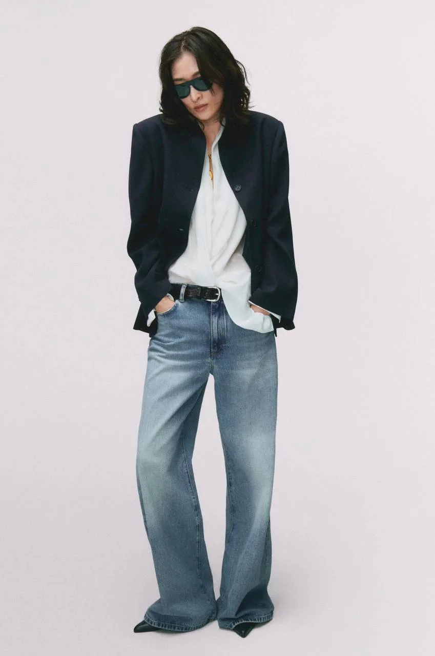 MASSIMO DUTTI 

Пиджак — 21 470₽
Джинсы — 8 100₽
Тренч — 24 170₽
Топ — 8 100₽
Брюки багги — 12 150₽
