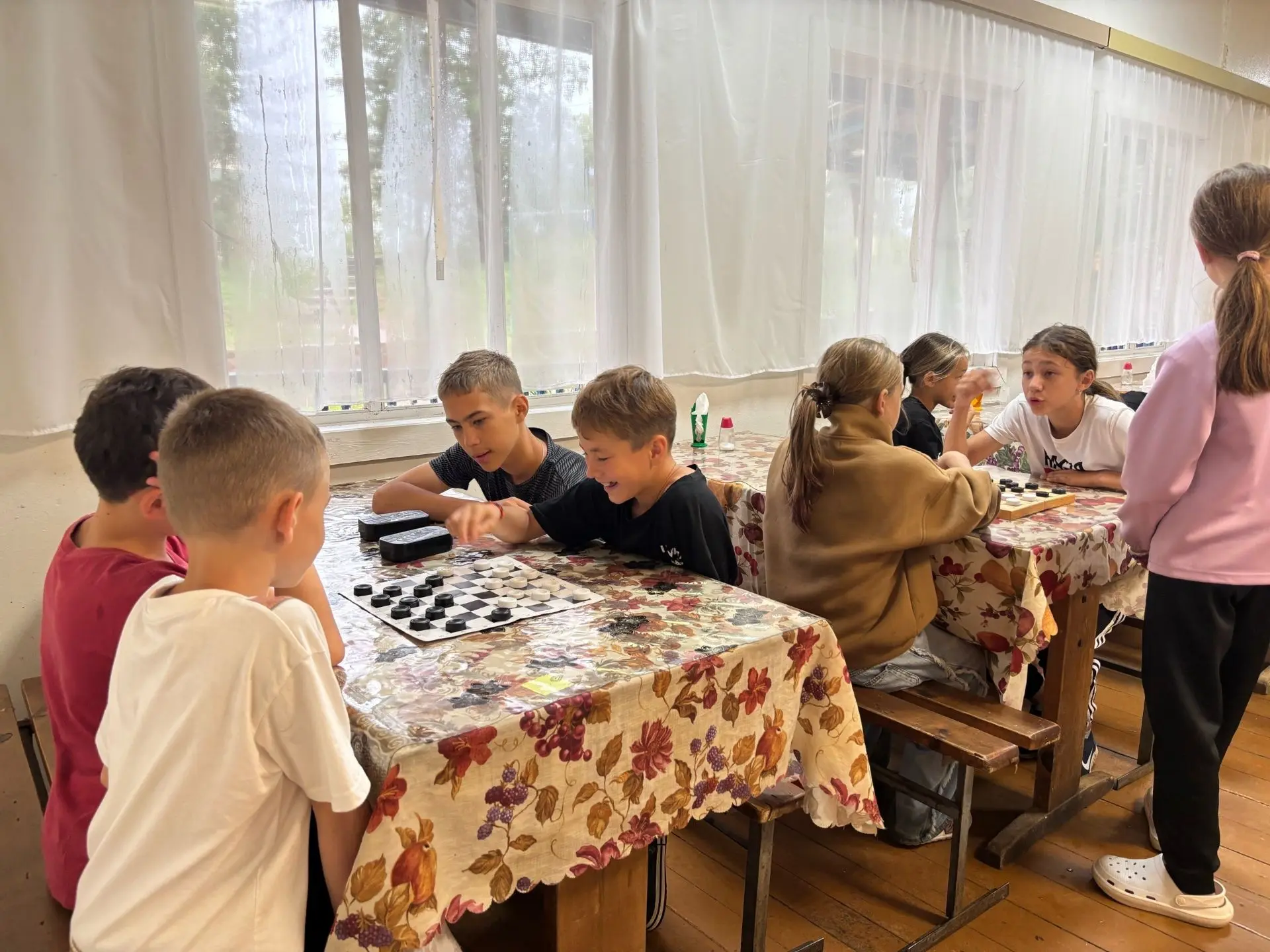 ♟️ В нашем лагере стартовал турнир по шашкам и шахматам! 🎉