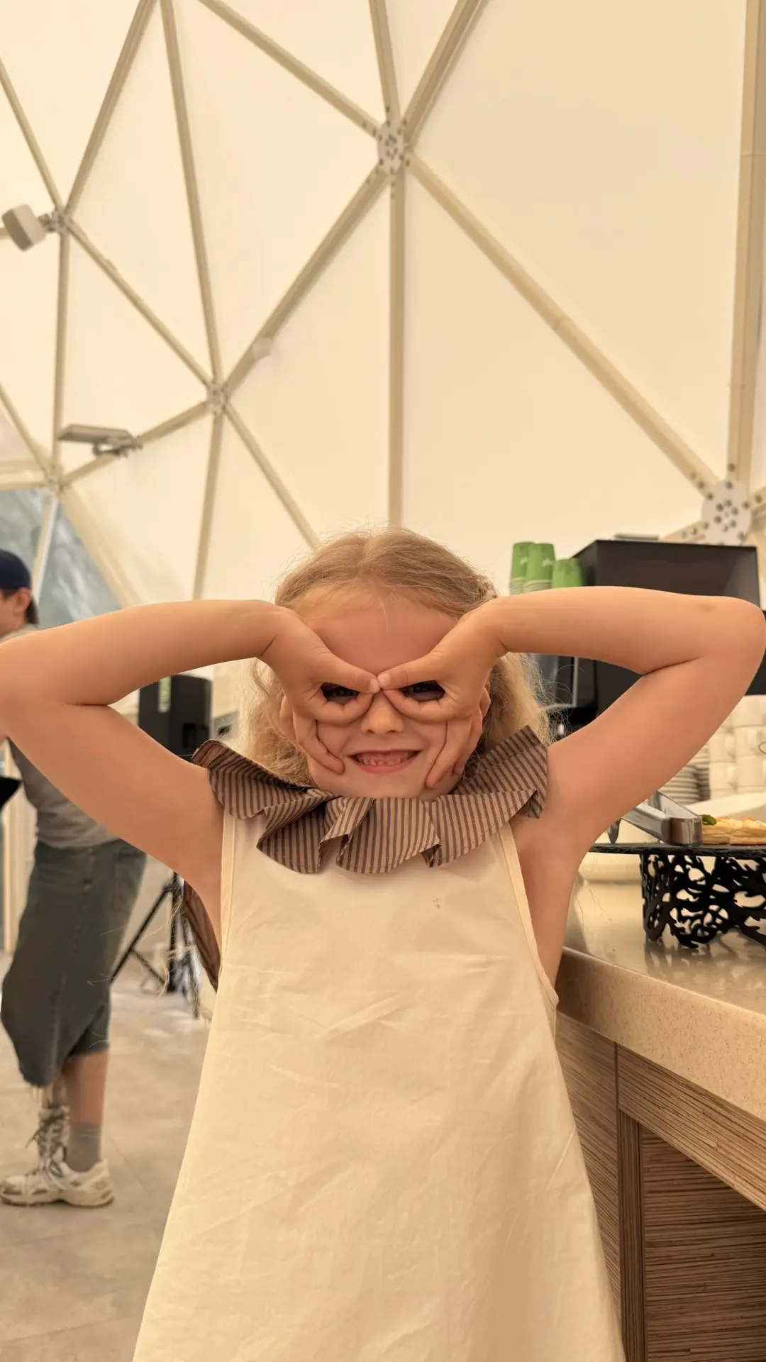 Это Даша . 
Дочка Владимира Якубы 😍

Научил ее делать «бетмена» 😁
