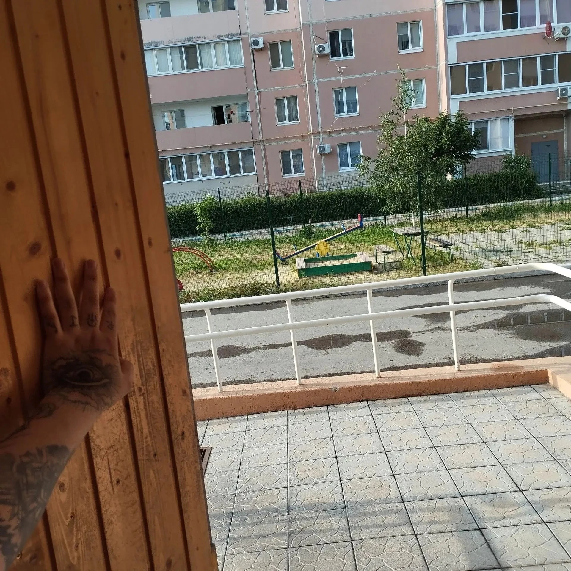 Вот детская площадка во дворе дома по улице Октябрьская 24,но как видите она пустая.Дети с этого дом