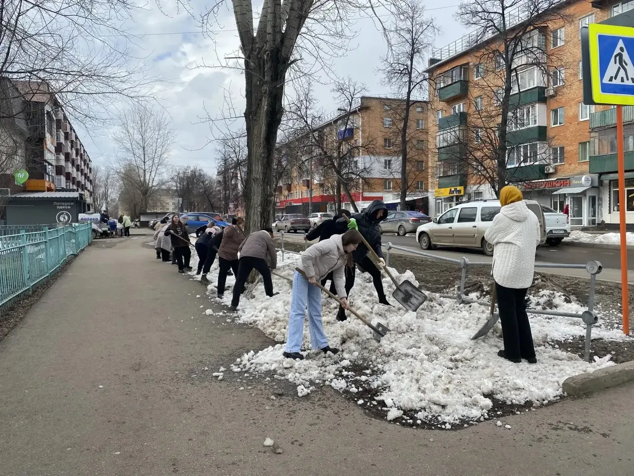 28 марта педагоги гимназии №6 присоединились к городскому субботнику.