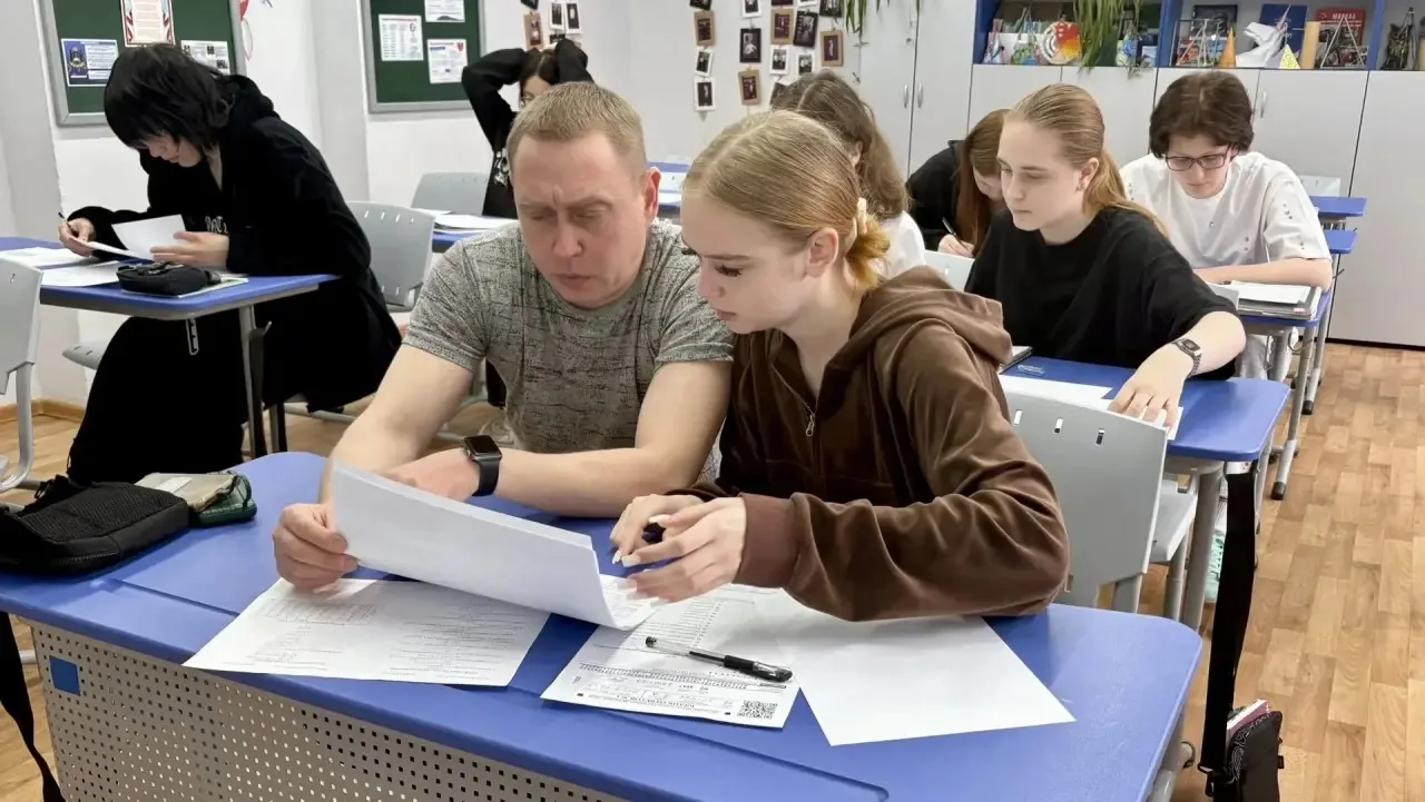 Родители в роли выпускников: в школе №68 прошла акция «Сдаем вместе»! 📝🍎  Как побороть волнение пере