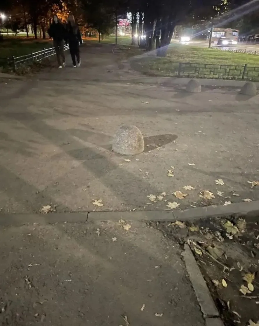 В Воронеже женщина разбила лицо о бетонное ограждение на улице Генерала Лизюкова