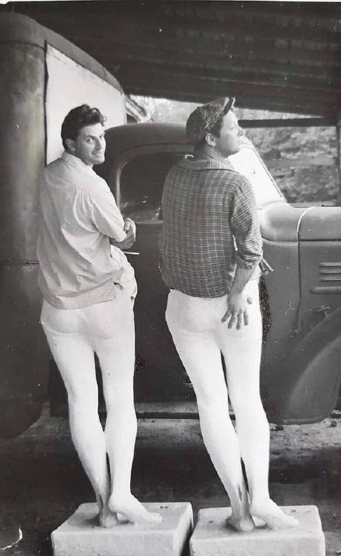 «1962 год.  Двое красавцев-мужчин в белых лосинах — это папа и артист Юрий Белов.   Фильм «Приходите