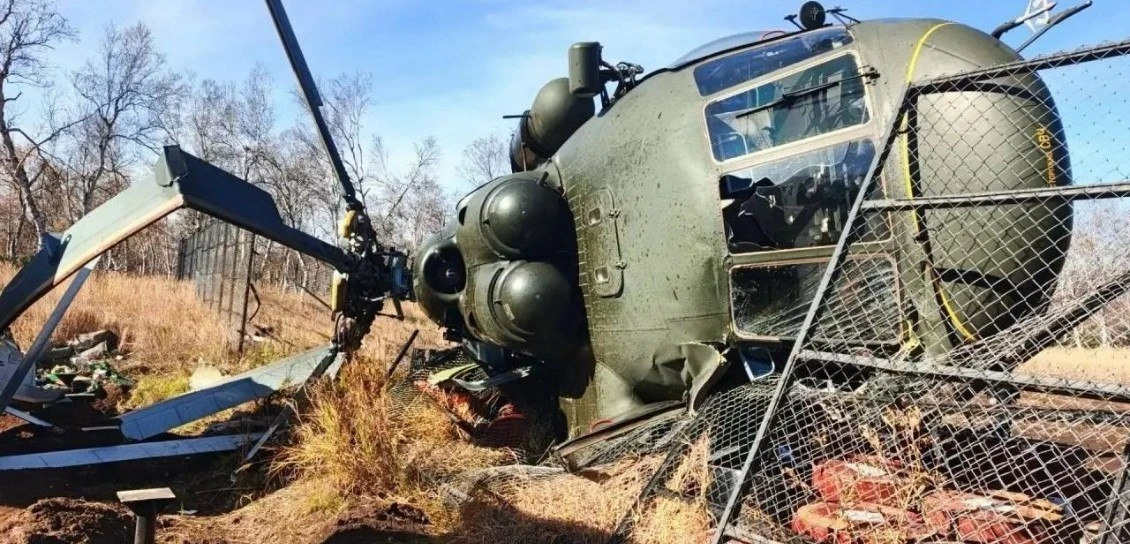 Опубликованы кадры с места жёсткой посадки Ми-8 на Камчатке — вертолёт лежит на боку с ...