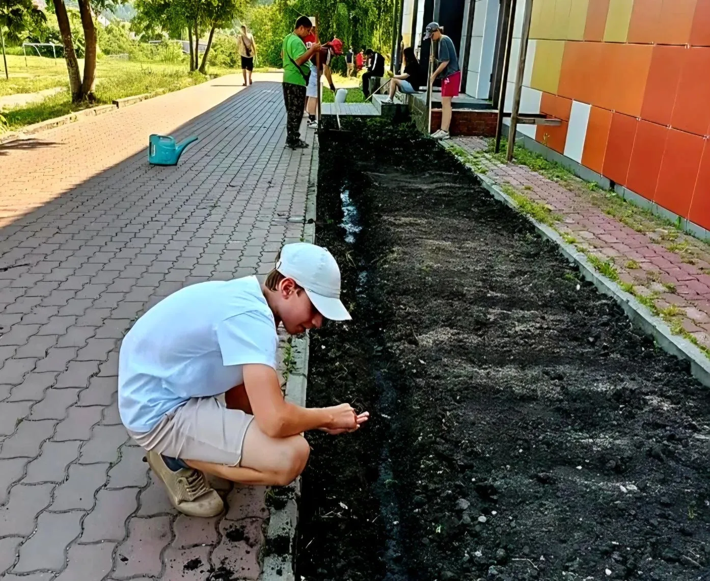 Сегодня ребята из объединения "Мастер" оформили цветочные клумбы🌸,  заложили абрикосовый сад🌳 ,пос