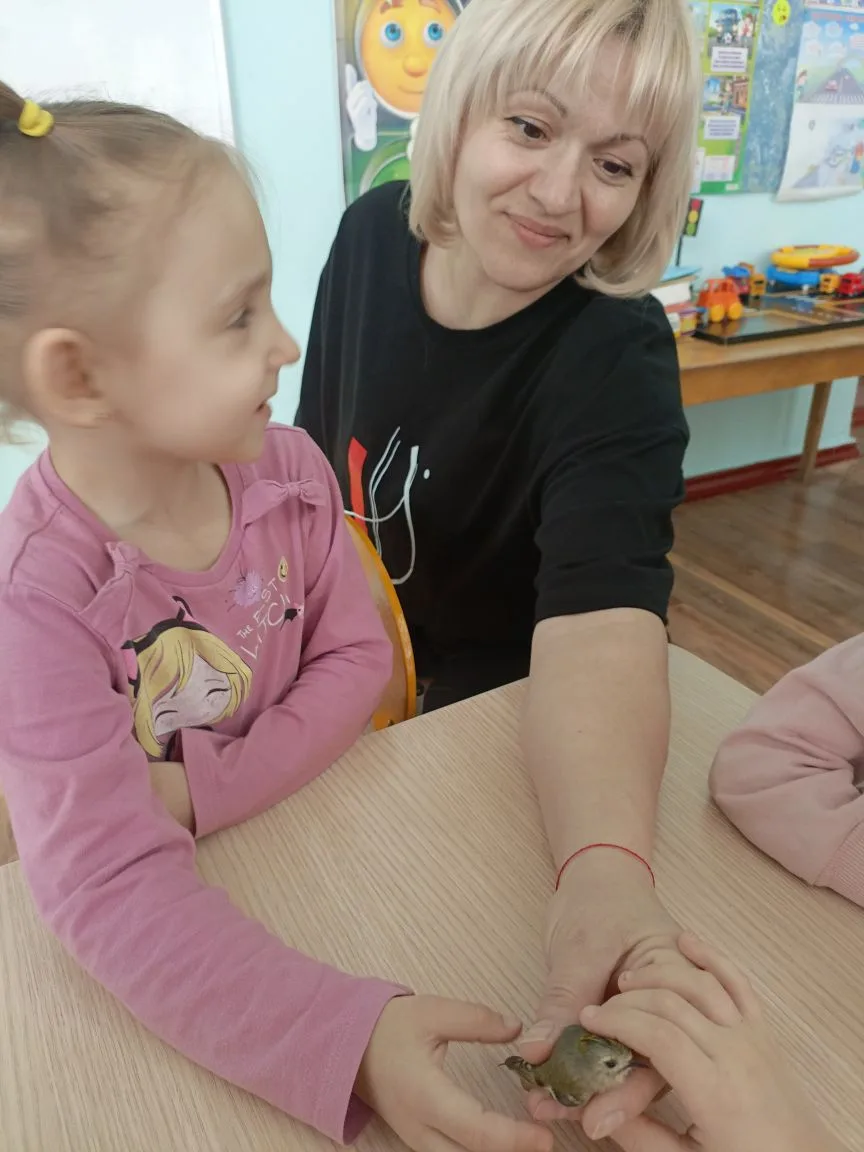 Птенчик в гостях у ребят.