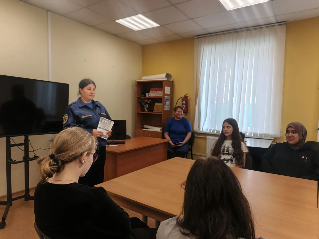 📢 Безопасность превыше всего: гости из пожарной части в группе 252 и 256!