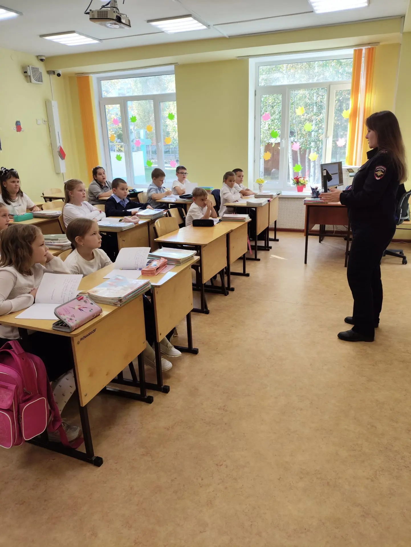 🚦🚔 8 сентября для учащихся 2а и 2в классов госинспектор по профилактике безопасности ...
