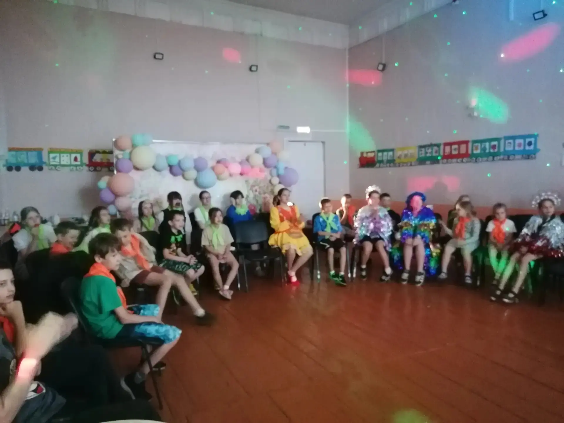 Вот и пришел этот день: лагерный экспресс прибыл на конечную станцию. 

🌈 Финальное утро в лагере «