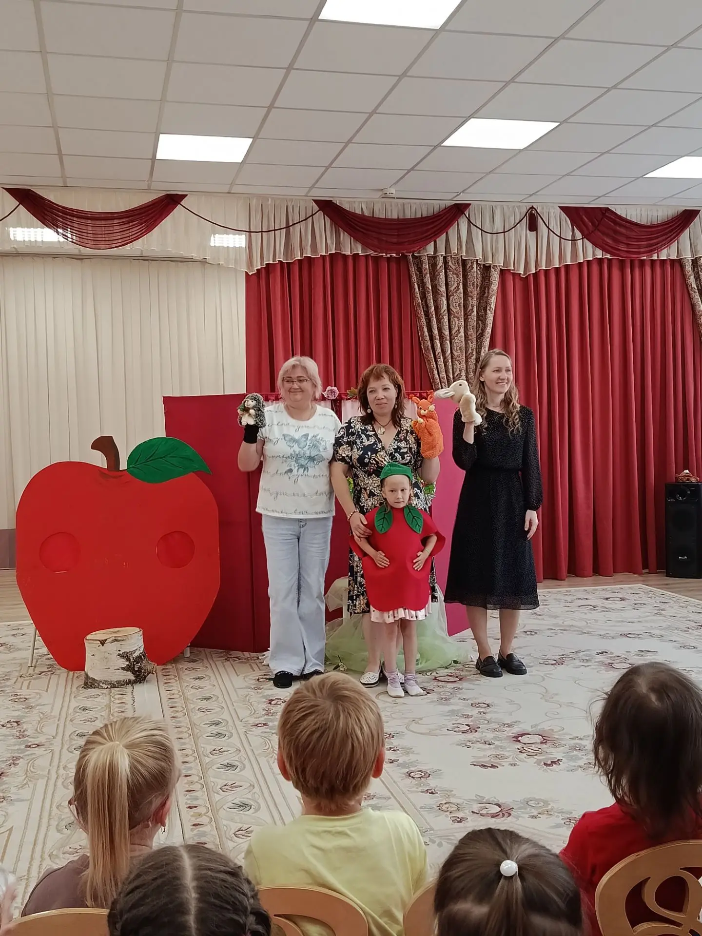 Сегодня в детском саду ребята с удовольствием посмотрели кукольный спектакль "Яблочко"....