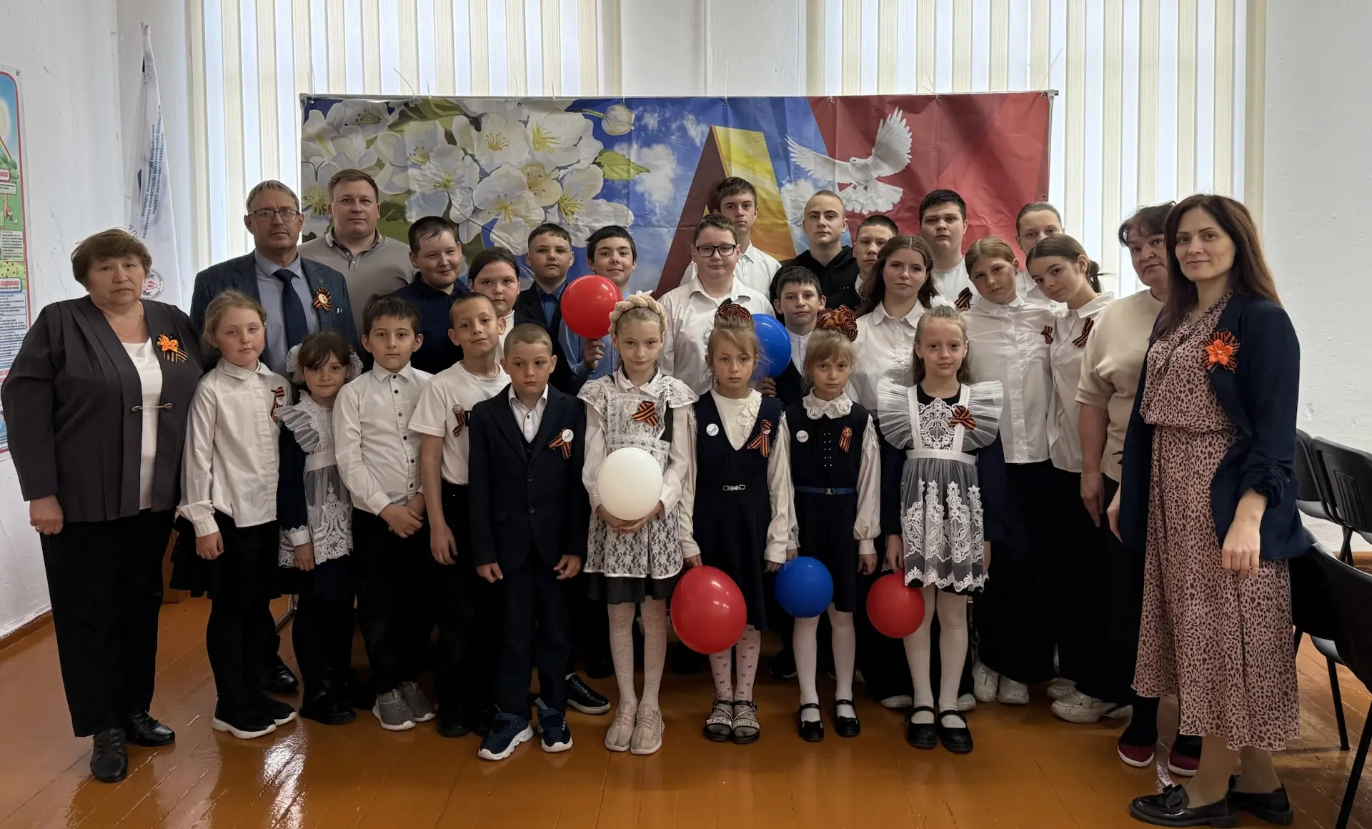 Педагоги и обучающиеся МБОУ «Сидоровская СОШ», поздравляют всех участников образователь...