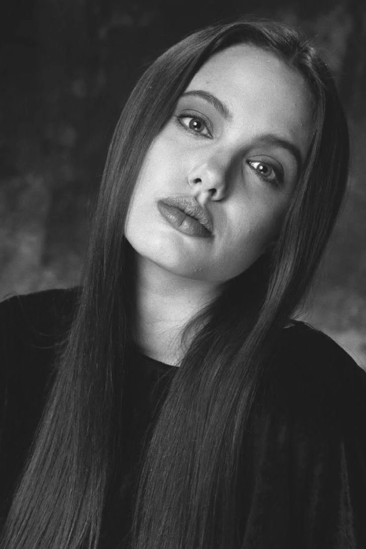 Кадры с самой первой фотосессии Анджелины Джоли, на которых ей всего 16 лет, 1991