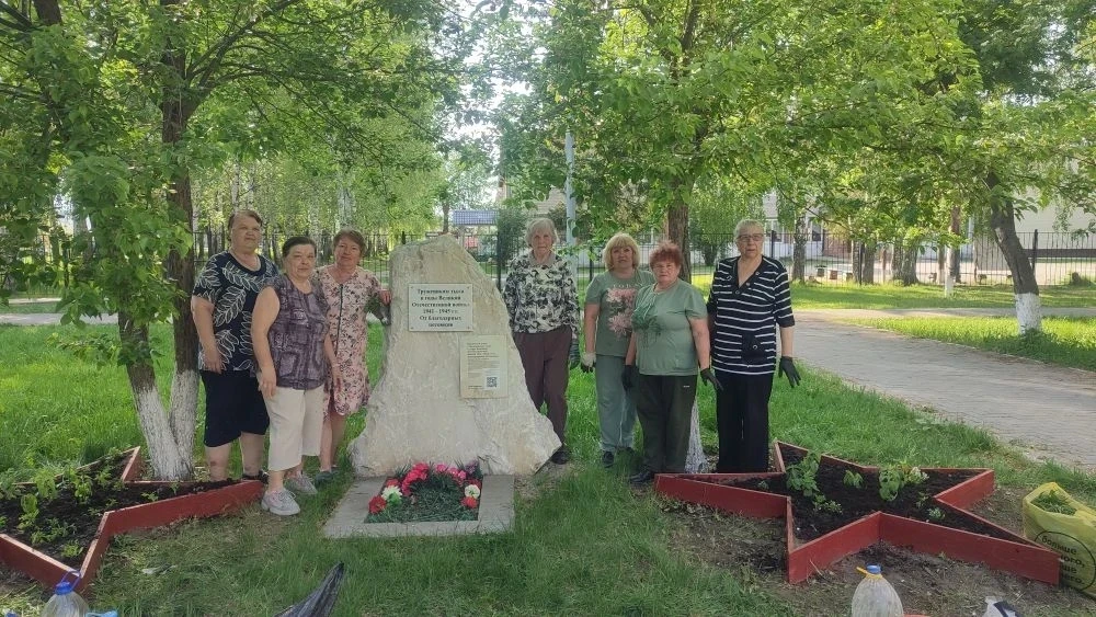 🌼 Цветы Победы — дело добрых рук!  Сегодня серебряные волонтёры из КАД «Зыряночка» село Онохино с лю
