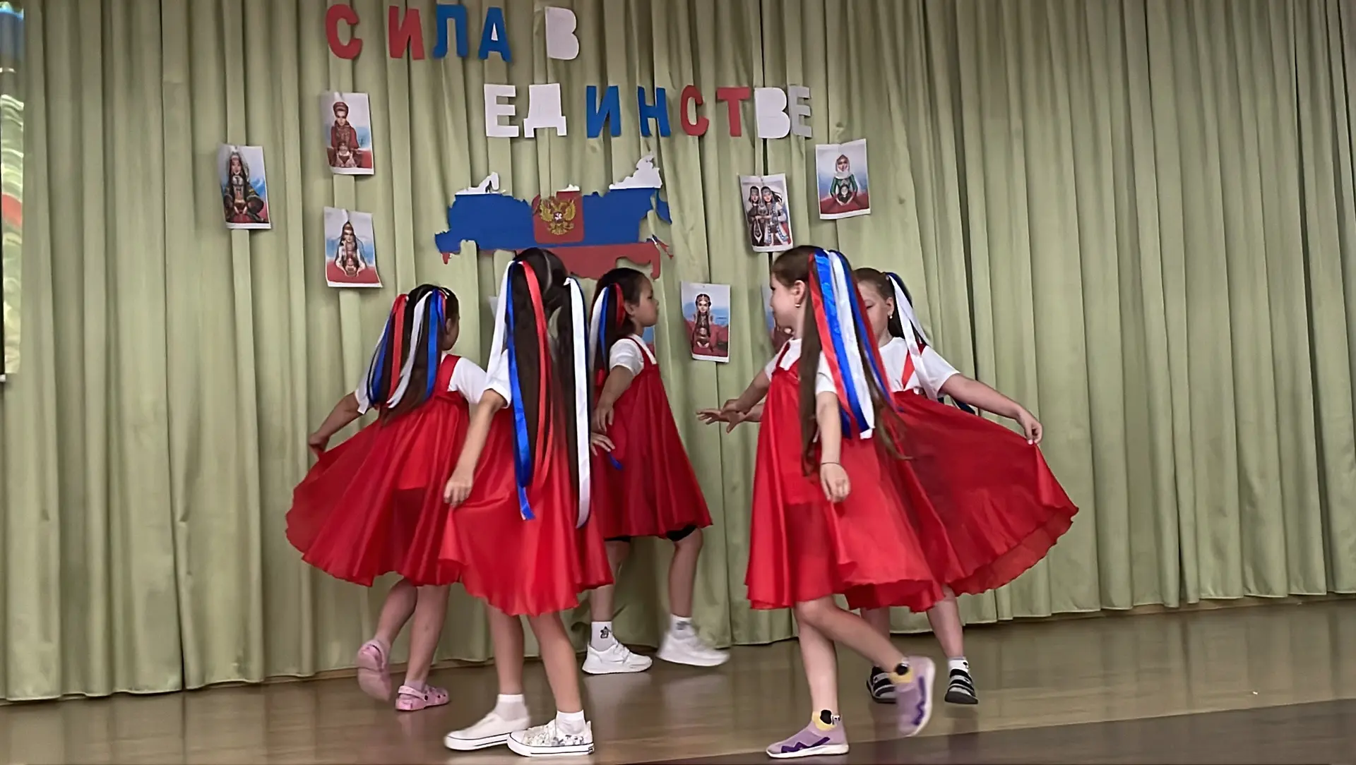 🇷🇺 «России с любовью!»: Грандиозный праздник в нашем лагере!

Сегодня наш лагерь с размахом отмети