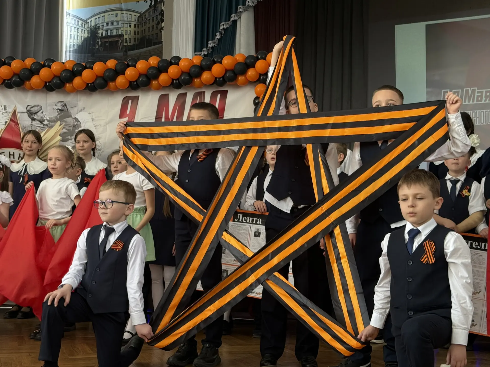 Поклонимся великим тем годам, Тем славным командирам и бойцам, И маршалам страны, и рядовым, Поклони