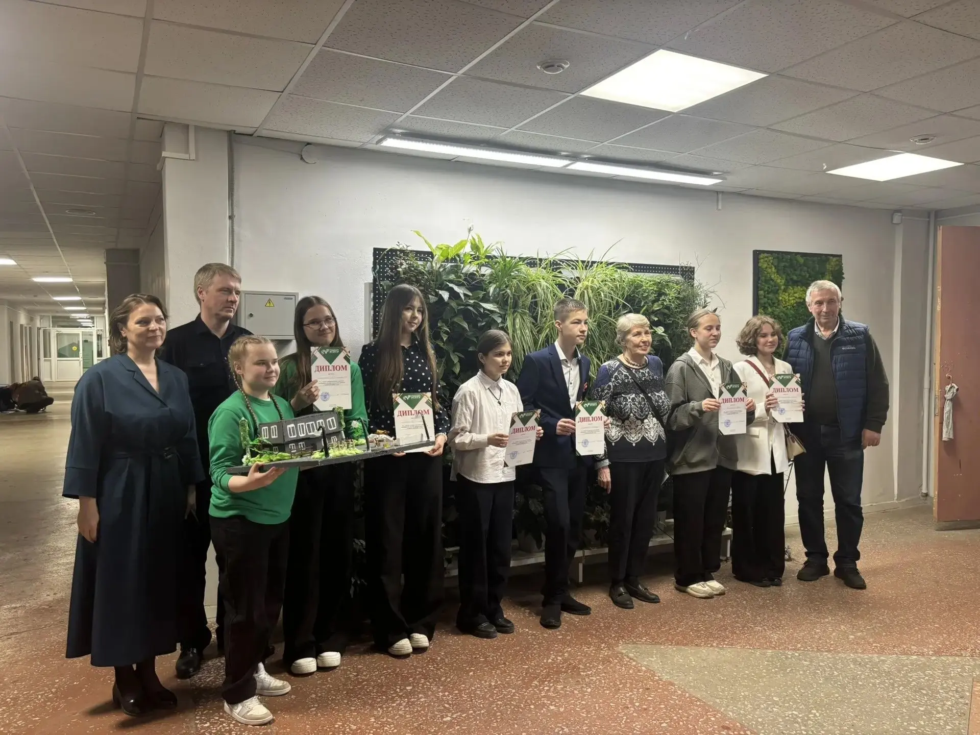 🎉 Поздравляем с победой! Миншатова Дарья и Олейник Любовь, ученицы 8Д класса МАОУ СОШ № 71, достойно