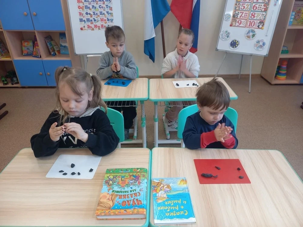 🎩📖 Для #Нашихдошколят состоялся увлекательный тематический день, приуроченный ко дню рождения Алек