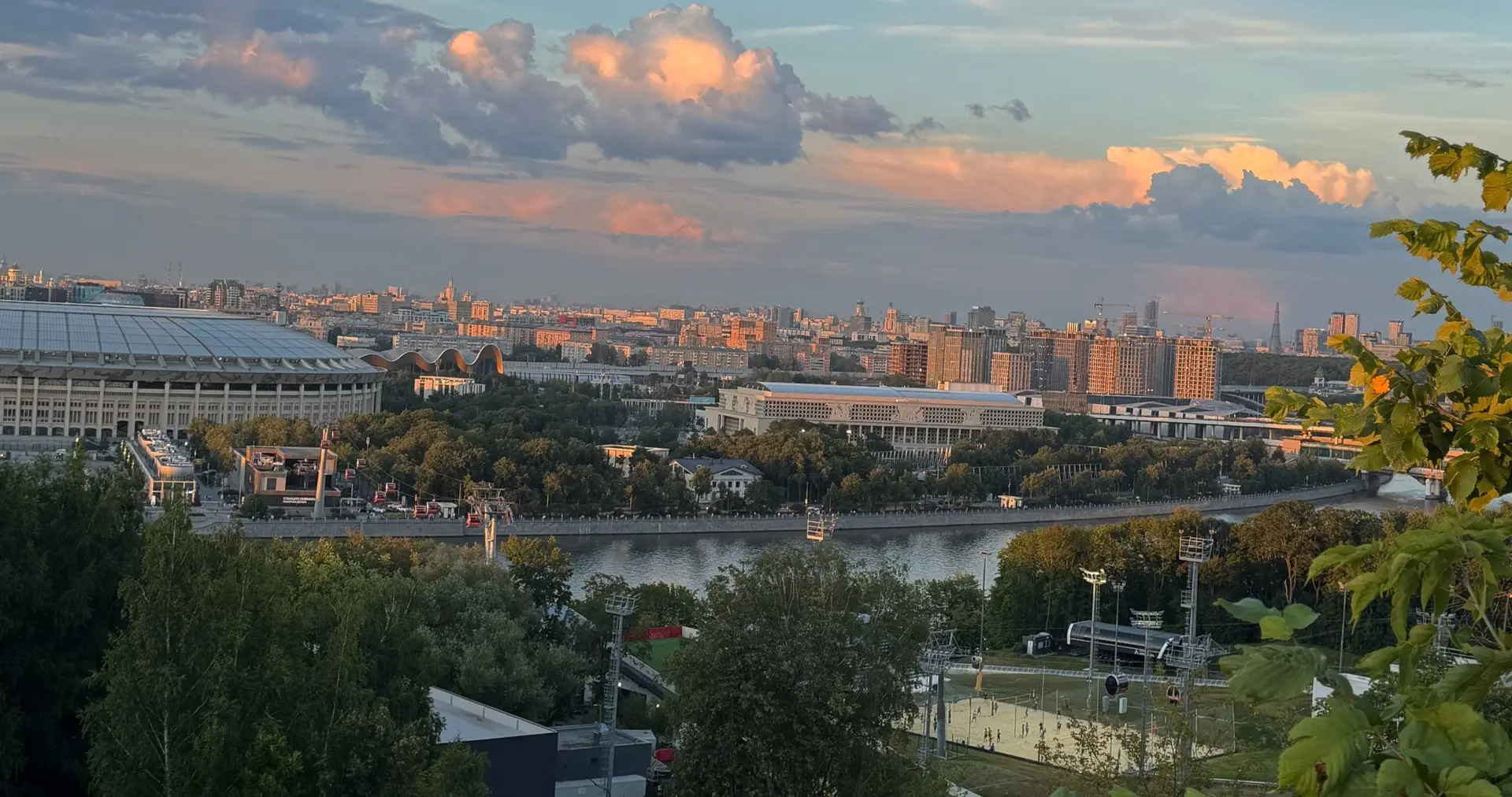 вечерняя Москва 
✧ ``✨. ഒ ♡ °  • ☆