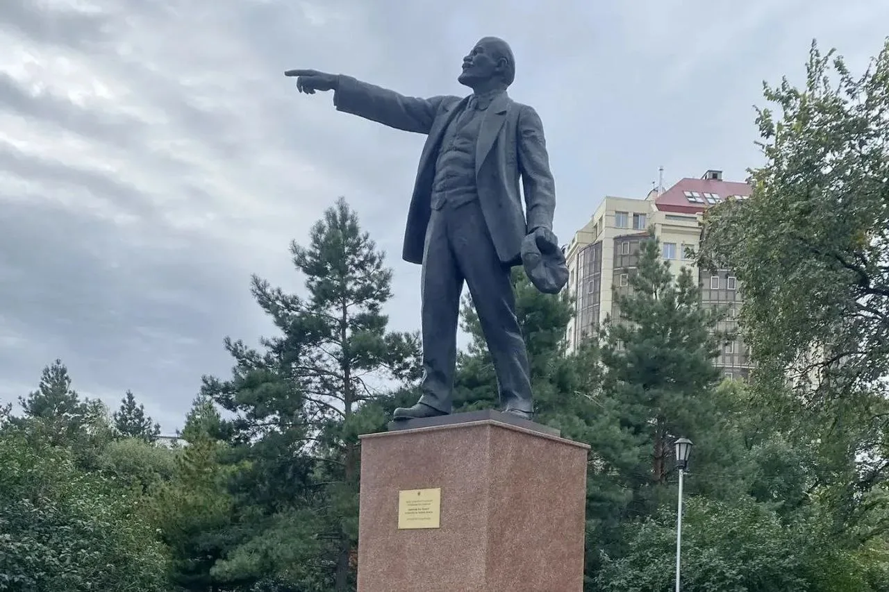 В сквере Водник отремонтировали первый в Новосибирске памятник Ленину. Сотрудники Горзе...