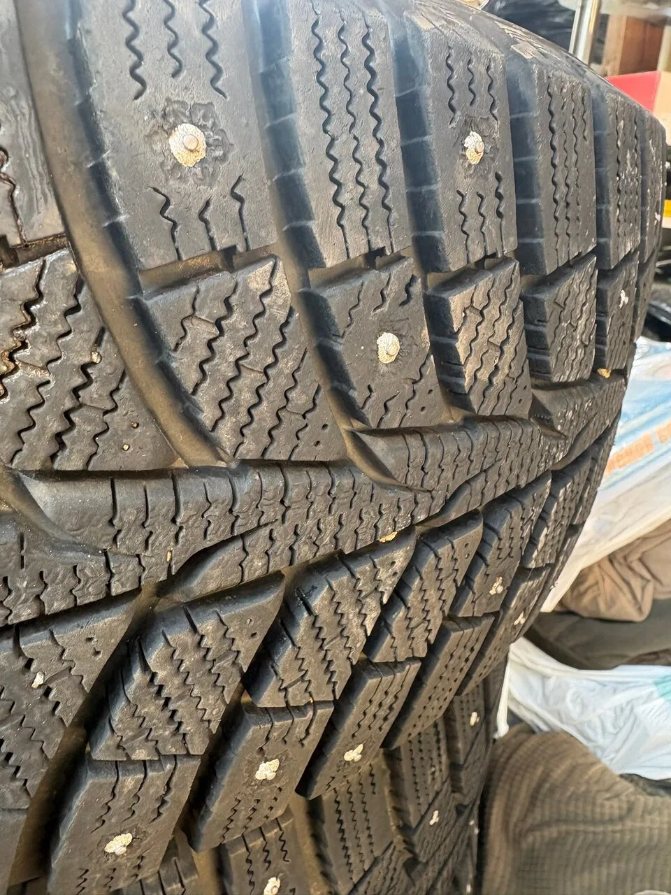 Продам комплект шин 235/60 R18, зимние шипованные, Макеевка