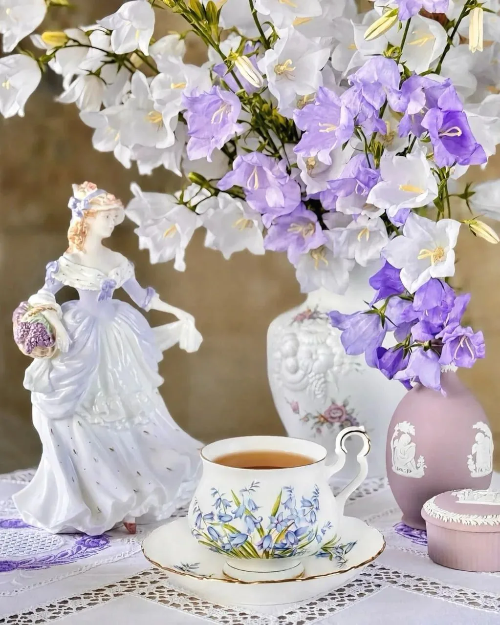 🍃🌸 ☕️ 🌸🍃 

С добрым утром! День мечты
За окошком тихо бродит,
В дом добро и смех приводит,
Улыбн