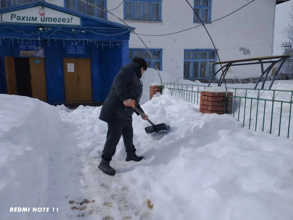 Сегодня во всех организациях и учреждениях сельского поселения Аксаитовский сельсовет п...