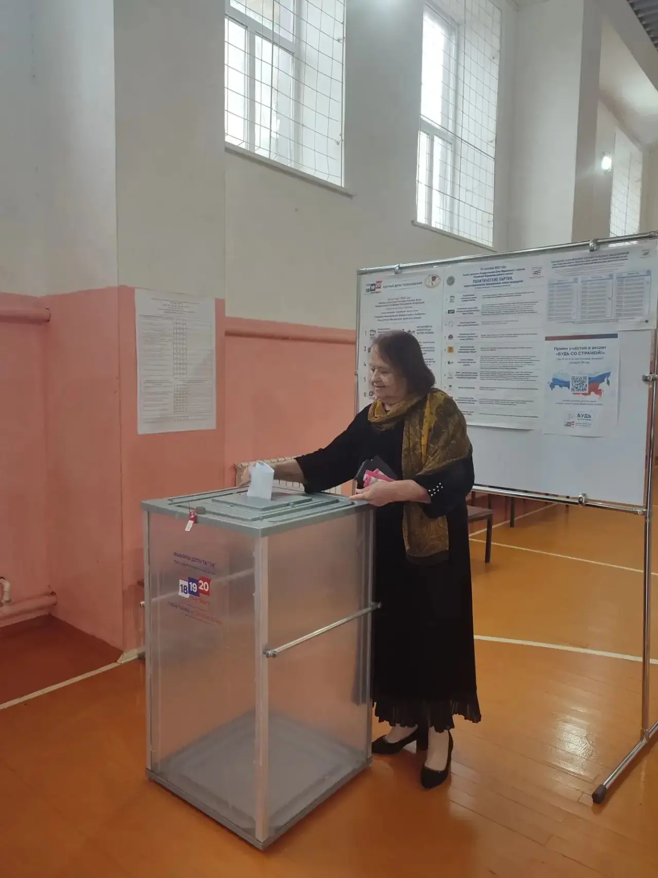 ✔️ Активно голосуют и наши уважаемые педагоги. Свою гражданскую позицию выразили завуч ...