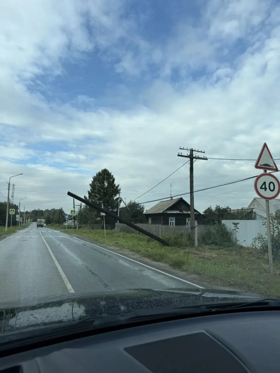 На Зеленой в Верхней Пышме столб чуть не лег на дорогу.