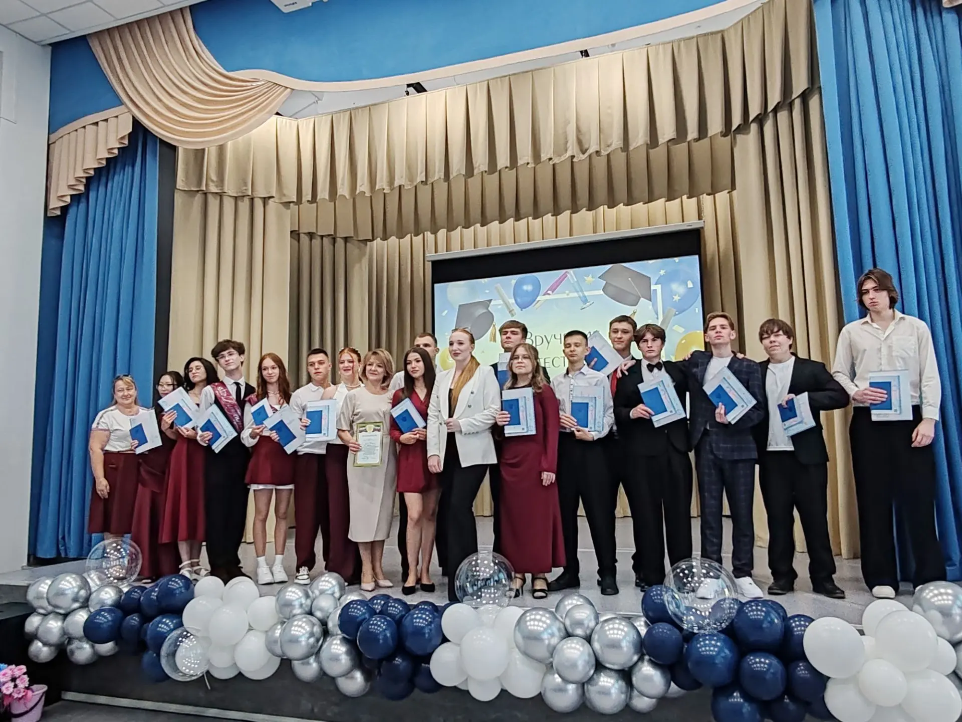 🎓 Аттестаты за 11 класс получены! Позади — целая эпоха! 🎉

Одиннадцать лет пролетели как одно мгно