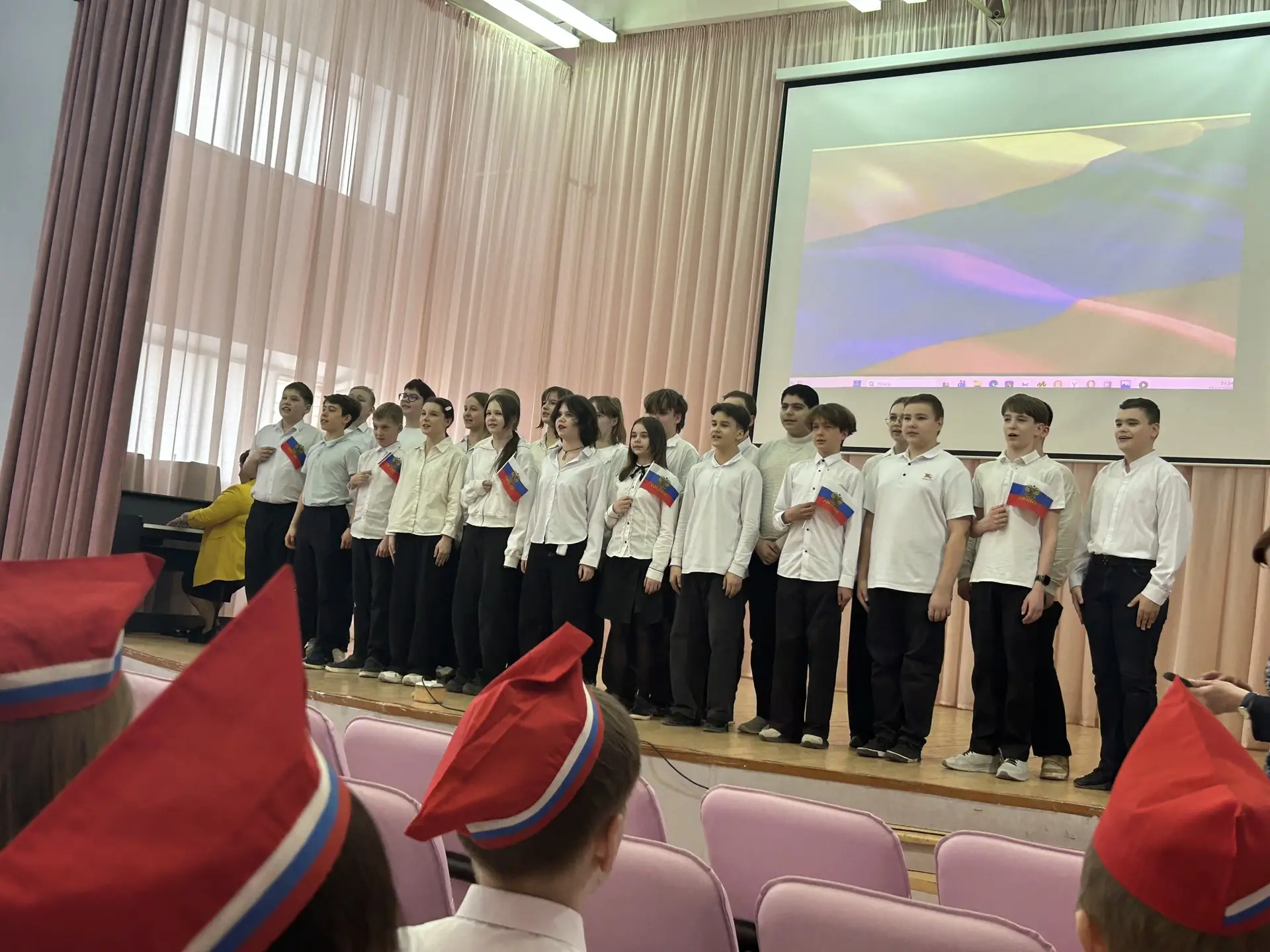 🎶 Гимн России звучал патриотично и вдохновенно! 🇷🇺  Сегодня в нашей школе прошел замечательный конку
