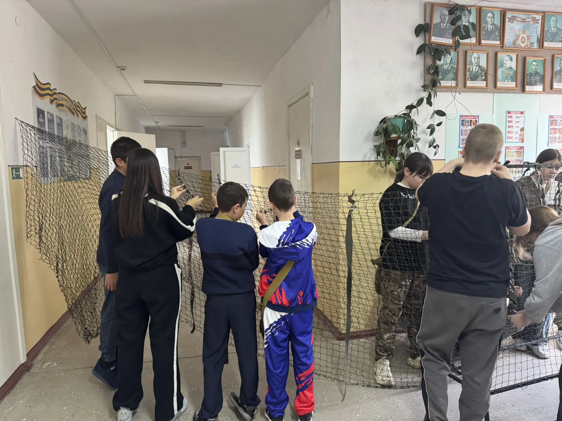 Педагоги и учащиеся продолжают плести  маскировочные сети для участников СВО.