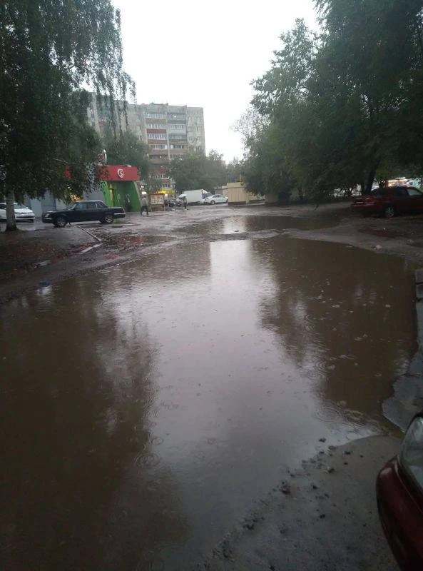 💧 Жители дома на улице Хользунова пожаловались на огромную лужу во дворе.