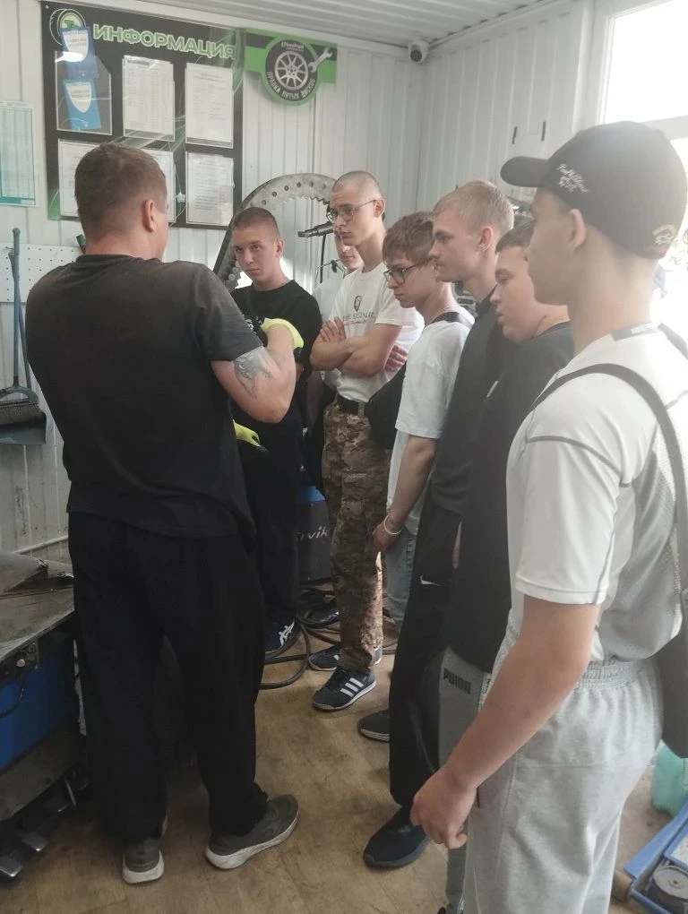 В группе #12 началась учебная практика. Ребята знакомятся с шиномонтажными работами. Именно под руко
