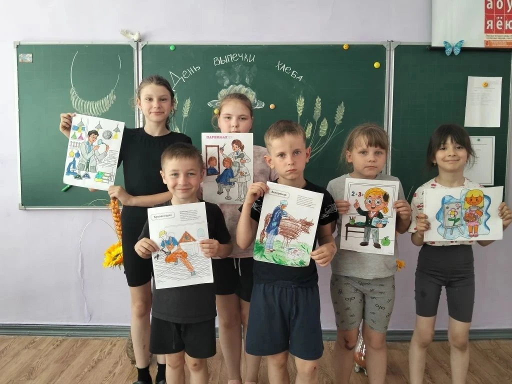 День в лагере получился насыщенным. Начался он с зарядки, затем прошла линейка с подведением итогов 